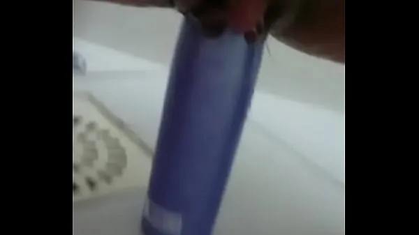 Obejrzyj Stuffing the shampoo into the pussy and the growing clitorislampę energetyczną