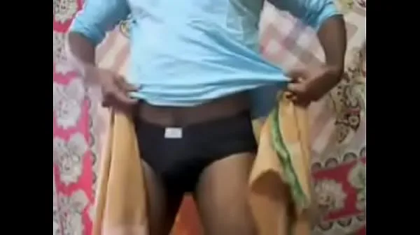观看Kerala mallu guy wearing Kavi mundu强大的管子