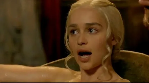 观看Emilia Clarke Game of Thrones S03 E08强大的管子