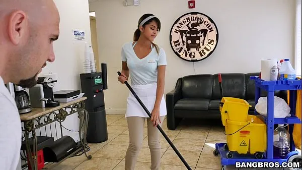 دیکھیں BANGBROS - The new cleaning lady swallows a load پاور ٹیوب
