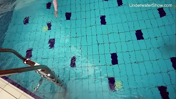 Titta på Redhead Simonna showing her body underwater power Tube