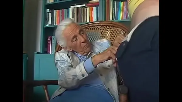 Bekijk 92-years old granny sucking grandson Power Tube