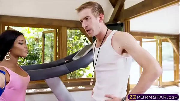 A personal trainer fucks his two sexy client in the ass Power Tube'u izleyin