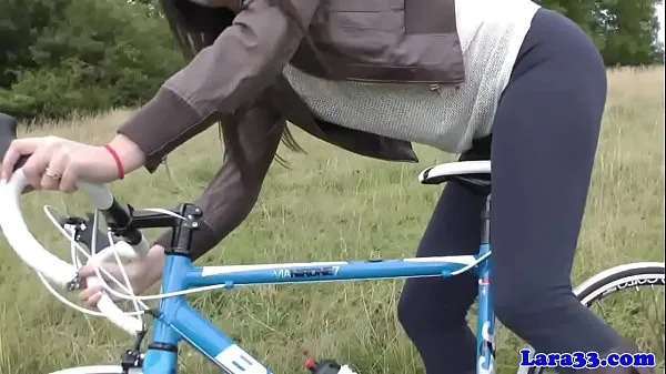 Sledujte Mature british milf doggystyled by cyclist power Tube