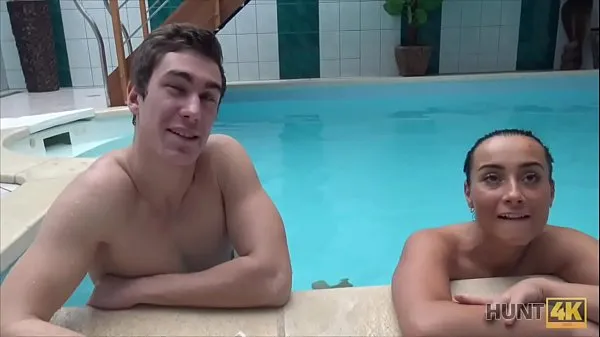 HUNT4K. Sex adventures in private swimming pool Power Tube'u izleyin