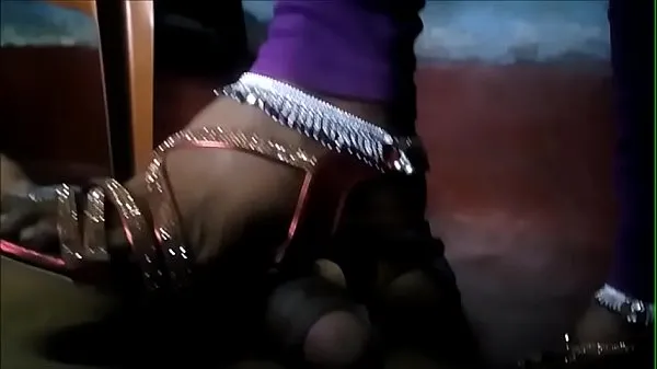 دیکھیں Indian Bhabhi Trampling dick in high heels and Anklets پاور ٹیوب