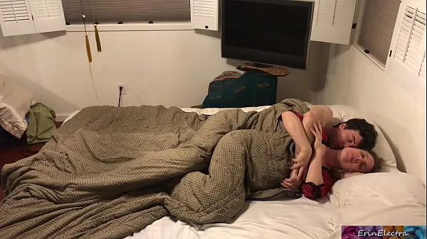 Bekijk Stepson and stepmom get in bed together and fuck while visiting family - Erin Electra Power Tube