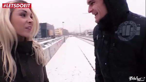 Regarder LETSDOEIT - Une blonde plantureuse séduite et baisée lors de son voyage à PraguePower Tube