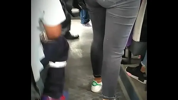 شاهد Big butts on the bus Venezuelan vs Peruvian أنبوب الطاقة
