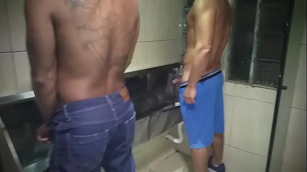 Watch I went to take a piss and the young man showed his dick falls in the bathhouse power Tube