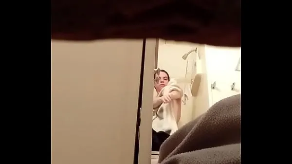 Spying on sister in shower Power Tube'u izleyin