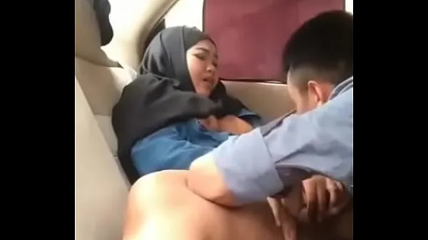 Bekijk Hijab girl in car with boyfriend Power Tube