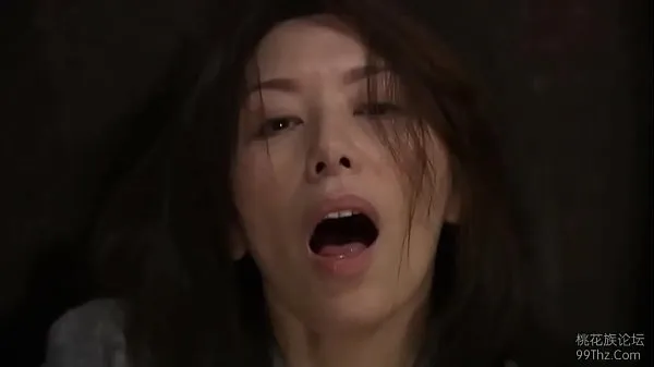Sledujte Japanese wife masturbating when catching two strangers power Tube