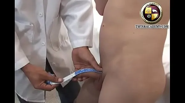 شاهد Uncircumcised latino twink has his hardon measured by the doctor during his physical exam أنبوب الطاقة