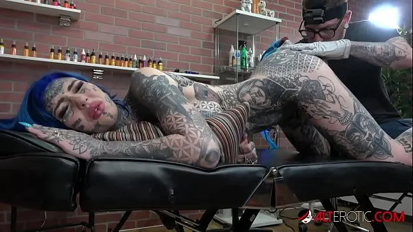 Посмотрите Amber Luke делает татуировку в очко и хорошо трахаетсяPower Tube