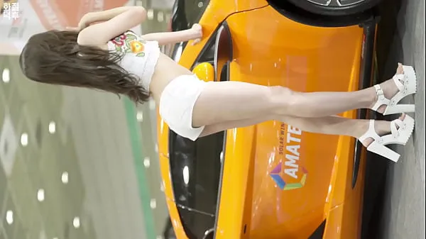 Sledujte Public account [喵贴] Korean auto show temperament white shorts car model sexy temptation power Tube