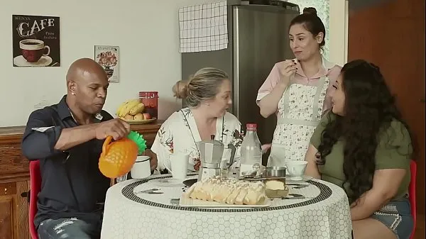 Sledujte THE BIG WHOLE FAMILY - THE HUSBAND IS A CUCK, THE step MOTHER TALARICATES THE DAUGHTER, AND THE MAID FUCKS EVERYONE | EMME WHITE, ALESSANDRA MAIA, AGATHA LUDOVINO, CAPOEIRA power Tube