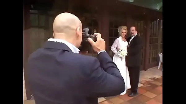 Schauen Sie sich Schöne blonde Braut mit großen Titten genießt es, Kameramanns harten Schwanz in ihrem Arsch steif zu fühlen Power Tube an