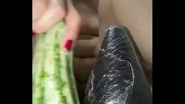 观看The bitch isn't content with just b., she loves to bust her tail in a big thick zucchini until the edge of her ass is loose强大的管子