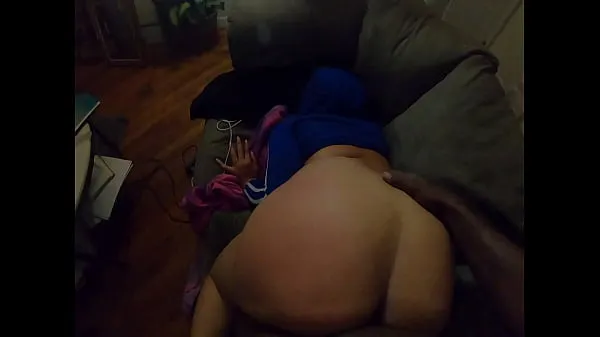 دیکھیں Pounding my roommates big booty wife on the counch پاور ٹیوب