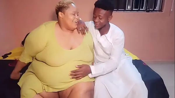 Oglejte si AfricanChikito Fat Juicy Pussy opens up like a GEYSER Power Tube