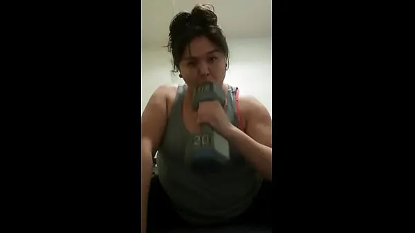 Tonton A day in the life of Dee. Oral and arms work out then dee sends off a personal email video. Lastly watch dee play with her present Power Tube