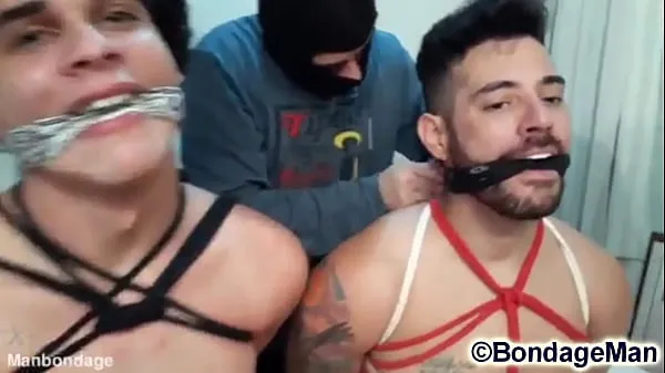 Watch Luan Santiago ans Leicy kissing gagged backstage from BondageMan power Tube