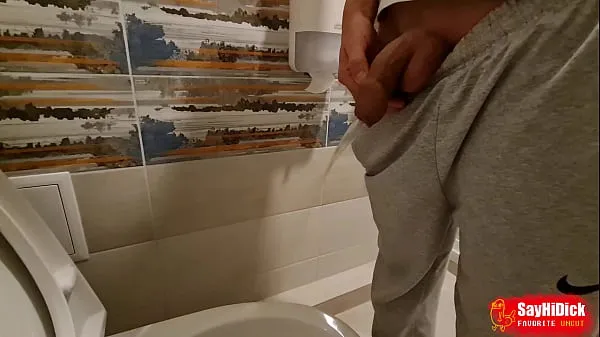 شاهد Guy films him peeing in the toilet أنبوب الطاقة