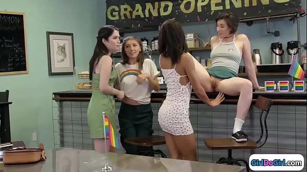 Bekijk Barista serving free pussy to customers Power Tube