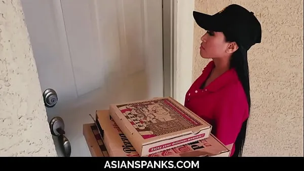 Titta på Pizza Delivery Teen Cheated by Jerking Guys (Ember Snow) [UNCENSORED power Tube