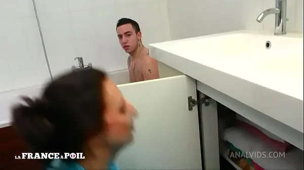 Watch French youngster buggers his cougar landlady in the shower power Tube