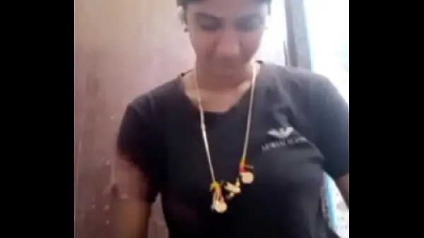 دیکھیں Sumathy - Newly married chennai tamil aunty show boobs on video call (with audio پاور ٹیوب