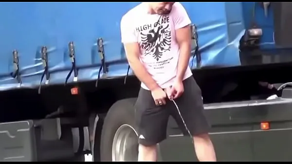 观看Trucker peeing in public强大的管子