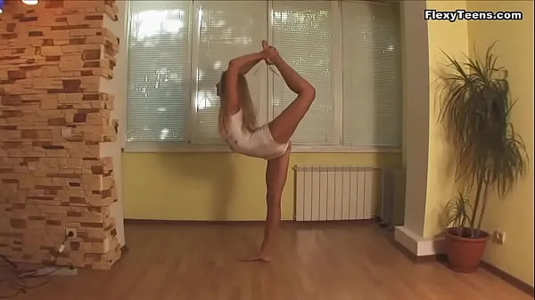 Mira La rusa Alla Klassnaja hace puentes desnuda y muestra lo flexible que es power tube