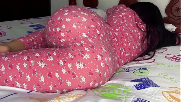 Sledujte I can't stop watching my Stepdaughter's Ass in Pajamas - My Perverted Stepfather Wants to Fuck me in the Ass power Tube