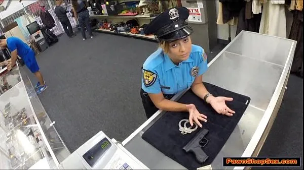 Titta på Police officer pawns her gun and is fucked power Tube